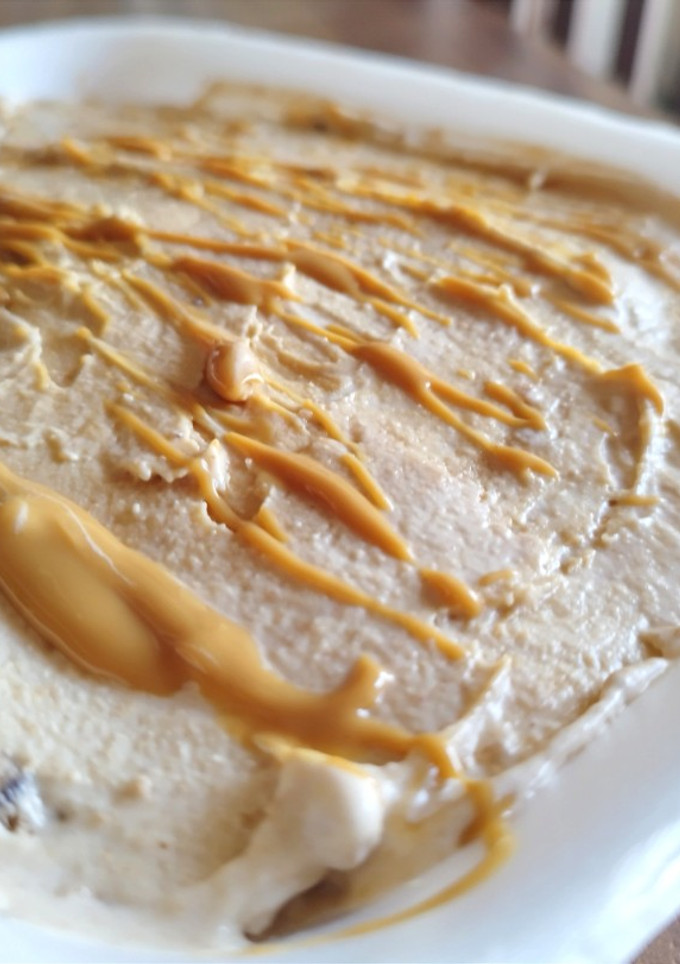 Una foto de Helado saludable de banana, cacahuete y galletas con pepitas de chocolate