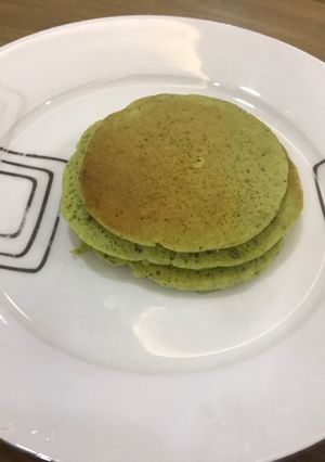 Hình của món Pancake cải kale, yến mạch, hạt lanh lót táo 🍎 và lê 🍐.
