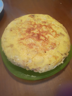 Una foto de Tortilla de papas rellena de jamón, queso y pollo