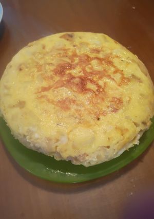 Una foto de Tortilla de papas rellena de jamón, queso y pollo