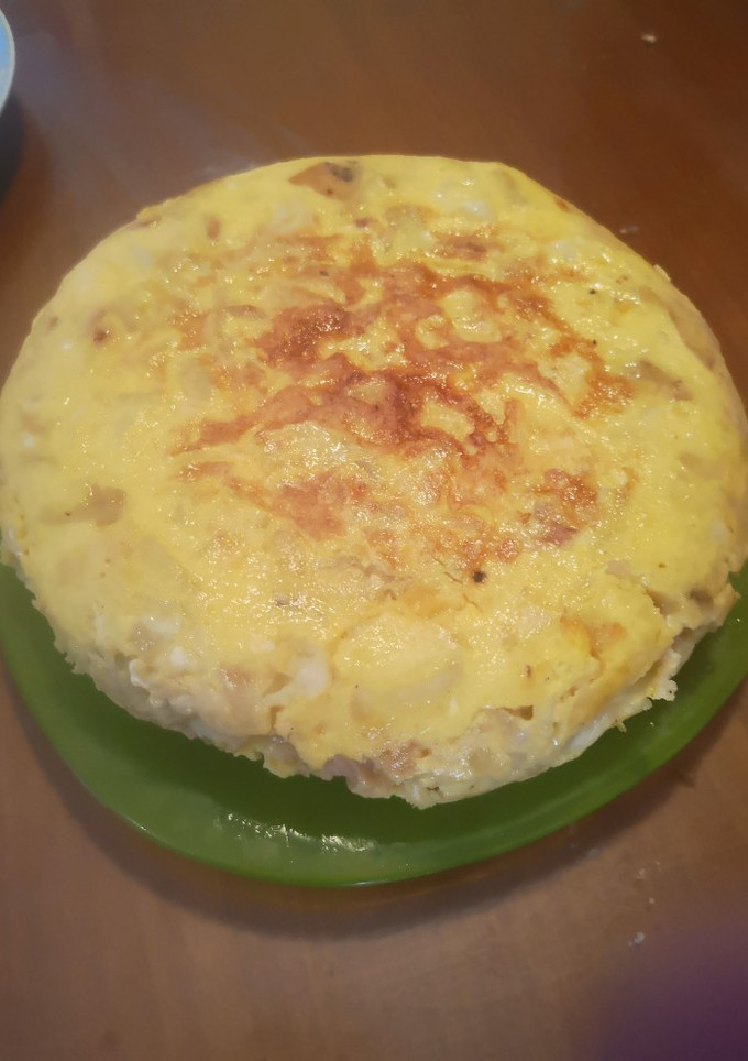 Una foto de Tortilla de papas rellena de jamón, queso y pollo