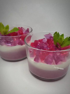 Una foto de Mousse de arándanos y dados de gelatina