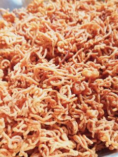 लसूण शेव (Lasun Shev Recipe In Marathi) रेसिपी चे मुख्य फोटो