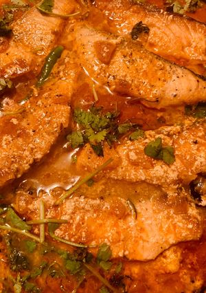 দই দিয়ে স্পাইসি স্যামন কারি (Doi diye Spicy Salmon Curry recipe in Bengali) রেসিপির প্রধান ছবি