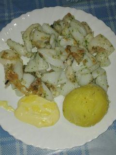 Una foto de Sepia a la plancha con patatas asadas