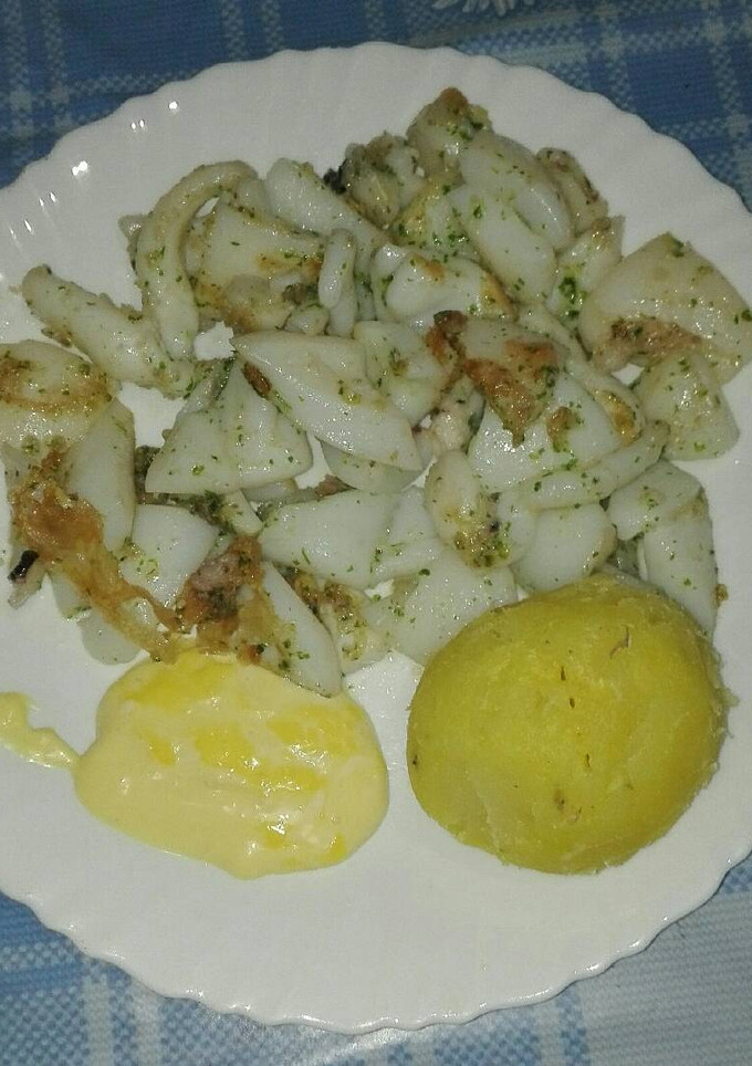 Una foto de Sepia a la plancha con patatas asadas
