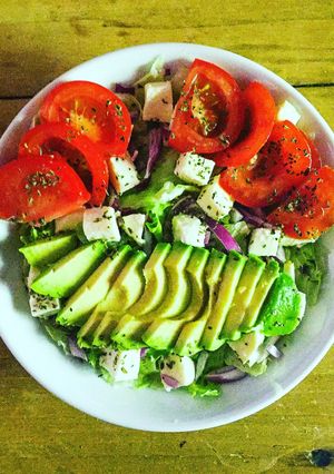 Une photo de Salade composée express à l’avocat/tomate/oignon rouge/mozzarella
