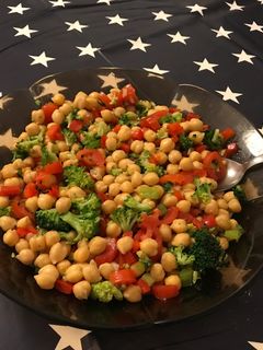 Una foto de Ensalada de garbanzos