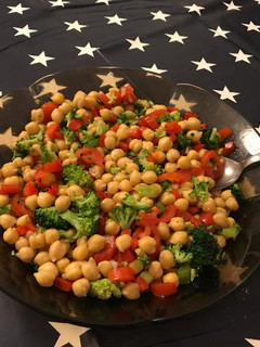 Una foto de Ensalada de garbanzos