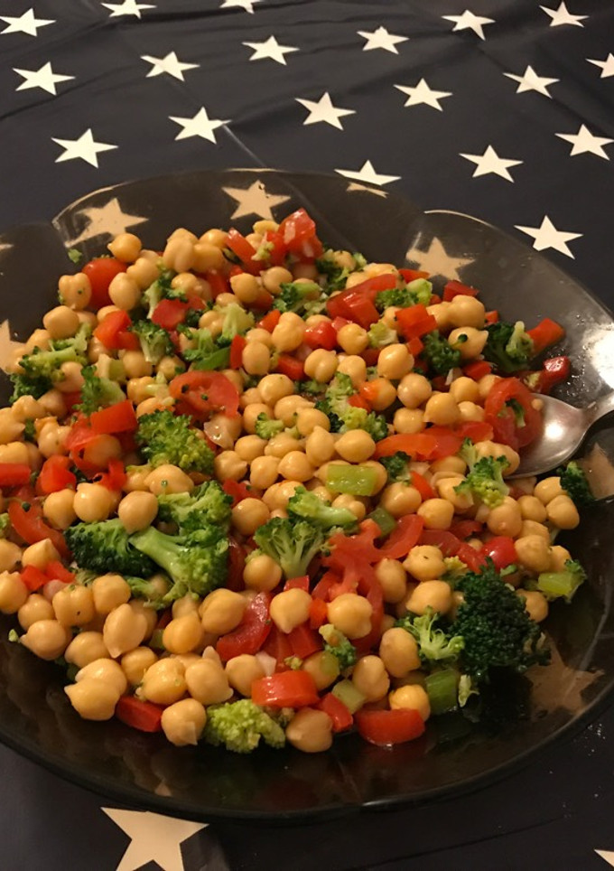 Una foto de Ensalada de garbanzos