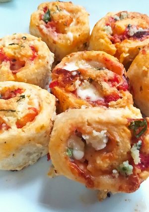 Una foto de Pizza Rolls Con Jamón Y Queso