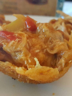 Una foto de Cesta de patatas fritas con pollo y fritada