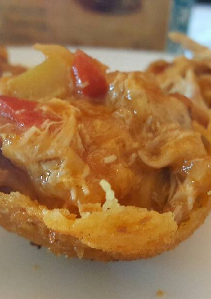 Una foto de Cesta de patatas fritas con pollo y fritada