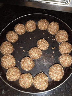 A picture of Walnut peanut sesame ladoos.