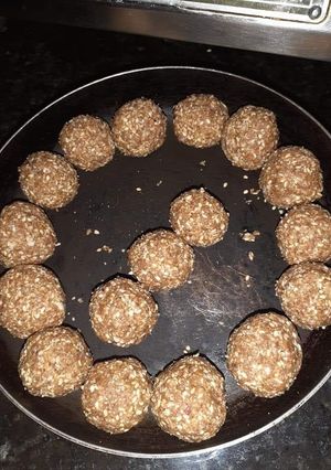 A picture of Walnut peanut sesame ladoos.