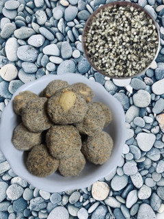 கருப்பு உளுந்து லட்டு (Karuppu ulunthu laddo recipe in tamil) செய்முறை முக்கிய புகைப்படம்