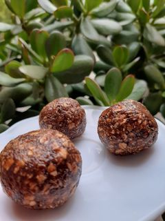 Una foto de Trufas de avena, chocolate y dulce de leche