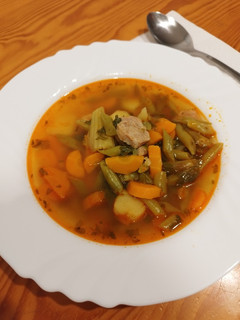 Zsenge zöldbab leves, kolbásszal gluténmentesen recept fotója