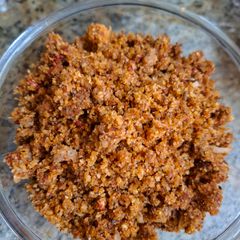 A picture of Dry coconut and lasun chutney.