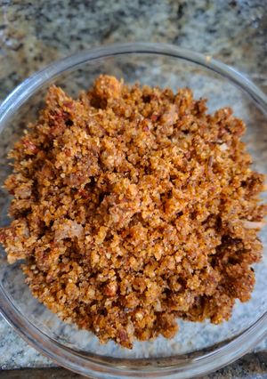 A picture of Dry coconut and lasun chutney.