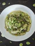 Cavatelli rigati e pesto di baccelli di fave con fave e piselli