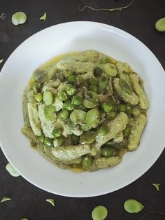 Foto di Cavatelli rigati e pesto di baccelli di fave con fave e piselli