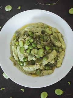 Foto di Cavatelli rigati e pesto di baccelli di fave con fave e piselli