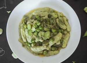 Foto di Cavatelli rigati e pesto di baccelli di fave con fave e piselli
