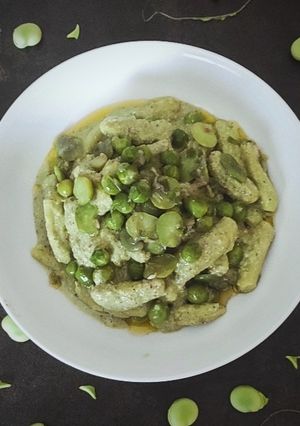 Foto di Cavatelli rigati e pesto di baccelli di fave con fave e piselli