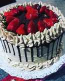 Torta de cumpleaños con crema moka y frutillas 🍓