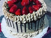 Una foto de torta de frutilla crema y merengues