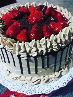 Una foto de Torta de cumpleaños con crema moka y frutillas 🍓