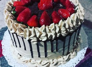 Una foto de Torta de cumpleaños con crema moka y frutillas 🍓