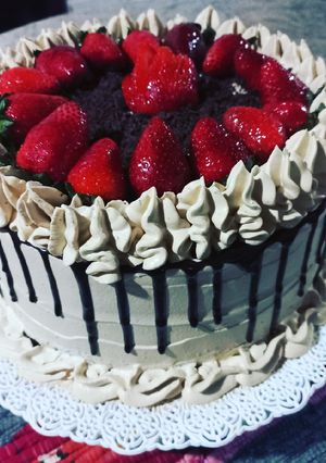 Una foto de Torta de cumpleaños con crema moka y frutillas 🍓