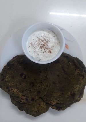 A picture of Green coriander paratha.