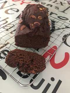 Una foto de Bizcocho de chocolate y pistachos por encima. Apta para diabetes
