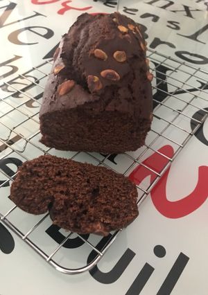 Foto principal de Bizcocho de chocolate y pistachos por encima. Apta para diabetes