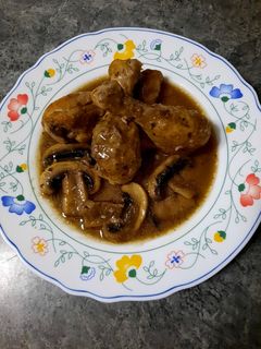 Una foto de Pollo a la cerveza con champiñón