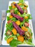 Ensalada de canónigos con cecina y nísperos