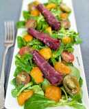 Ensalada de canónigos con cecina y nísperos