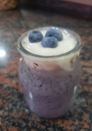 Una foto de Avena nocturna con arándanos