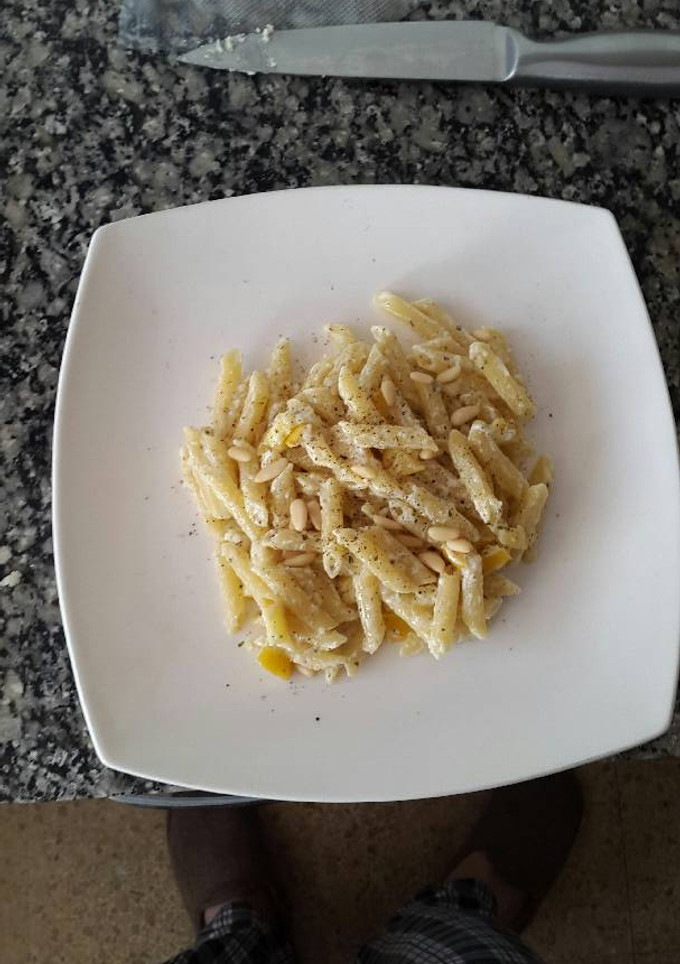 Una foto de Macarrones con salsa de manzana y queso azul
