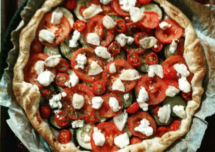 Tart with zucchini, tomatoes and goat cheese
