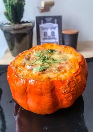 Una foto de Zapallo relleno de quinoa y vegetales