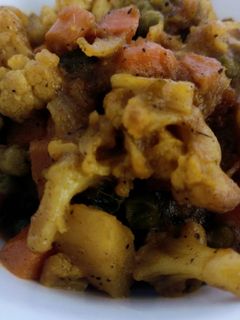 আলু ফুলকপির ডালনা(aloo fulkopir dalna recipe in Bengali) রেসিপির প্রধান ছবি