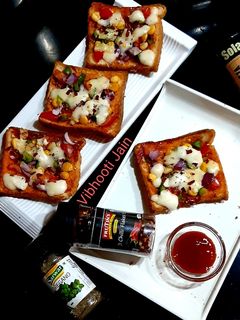 इजी ब्रेड पिज़्ज़ा टोस्ट (easy bread pizza toast recipe in Hindi) रेसिपी मुख्य फोटो