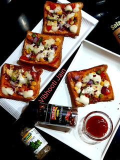 इजी ब्रेड पिज़्ज़ा टोस्ट (easy bread pizza toast recipe in Hindi) रेसिपी मुख्य फोटो