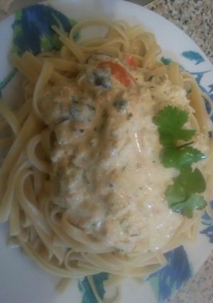 Una foto de Tallarines con salsa margarita