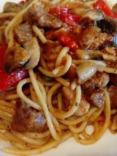 Una foto de Espaguetis con verduras, solomillo de cerdo, salsa de soja y miel