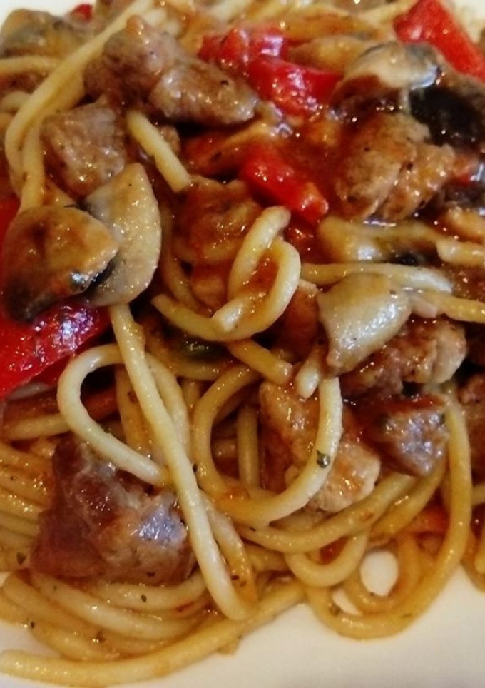 Una foto de Espaguetis con verduras, solomillo de cerdo, salsa de soja y miel